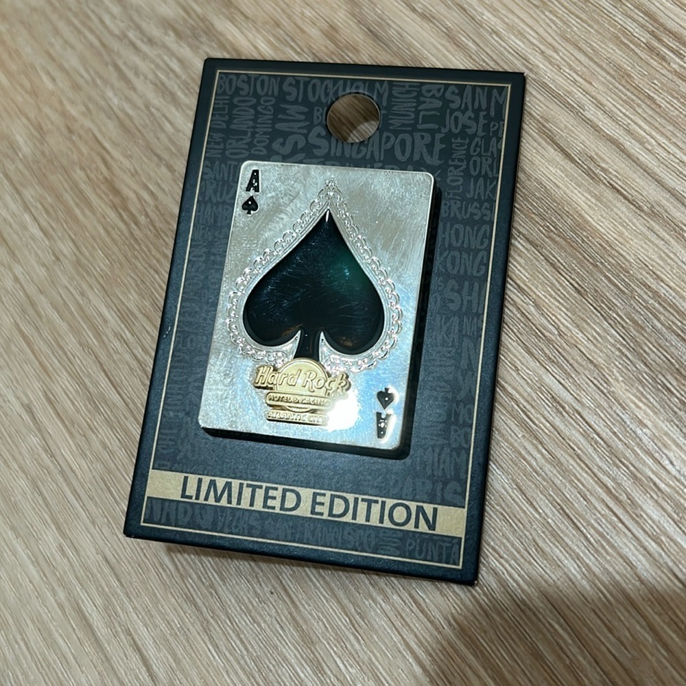 Rare Hard Rock Cafe Exclusive Pin of deck of card Joker Ace​